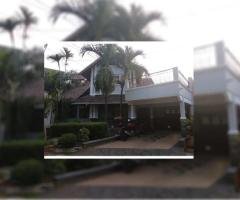 Rumah Klasik Halaman Luas dalam Cluster di Bekasi Barat Kalimalang